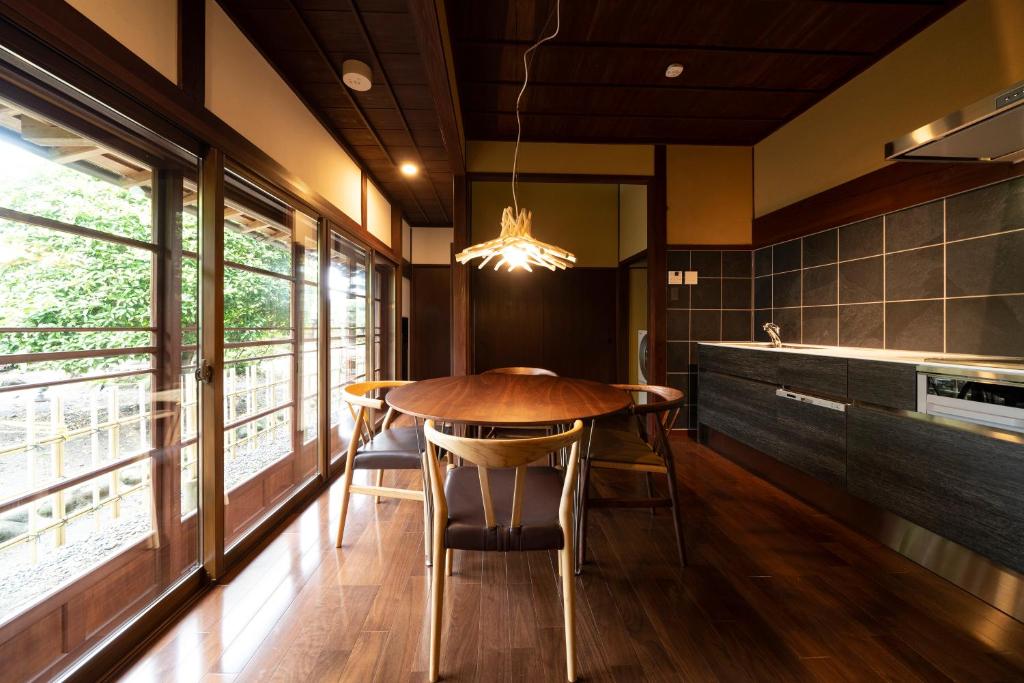 d'une salle à manger avec une table et quelques fenêtres. dans l'établissement Iizukatei, à Nakagawa
