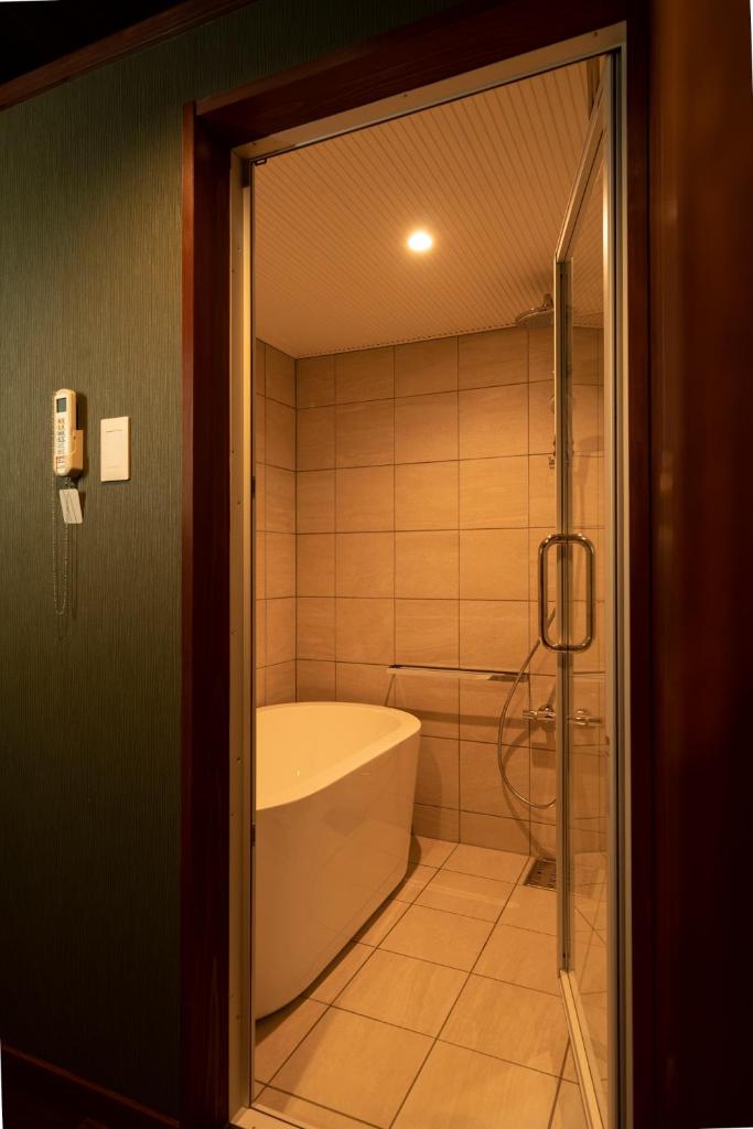 une salle de bain avec baignoire et douche dans l'établissement Iizukatei, à Nakagawa 37 autres photos