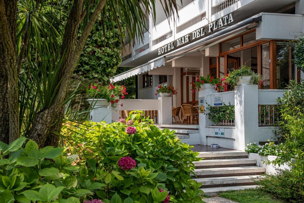 un bâtiment avec des fleurs et des plantes devant lui dans l'établissement Hotel Mar Del Plata, à Grado