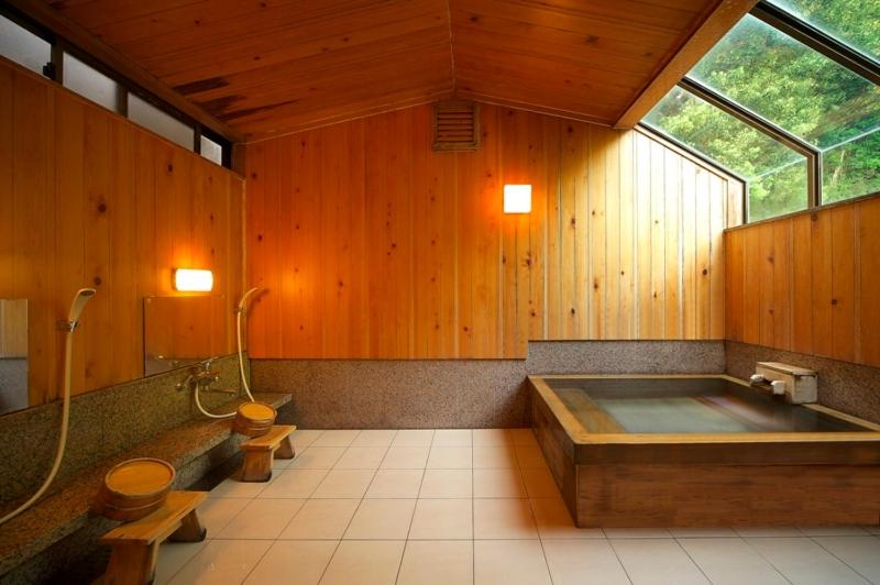 une grande salle de bain avec une grande baignoire et une douche dans l'établissement Hotel Yamadaya, à Shimoda