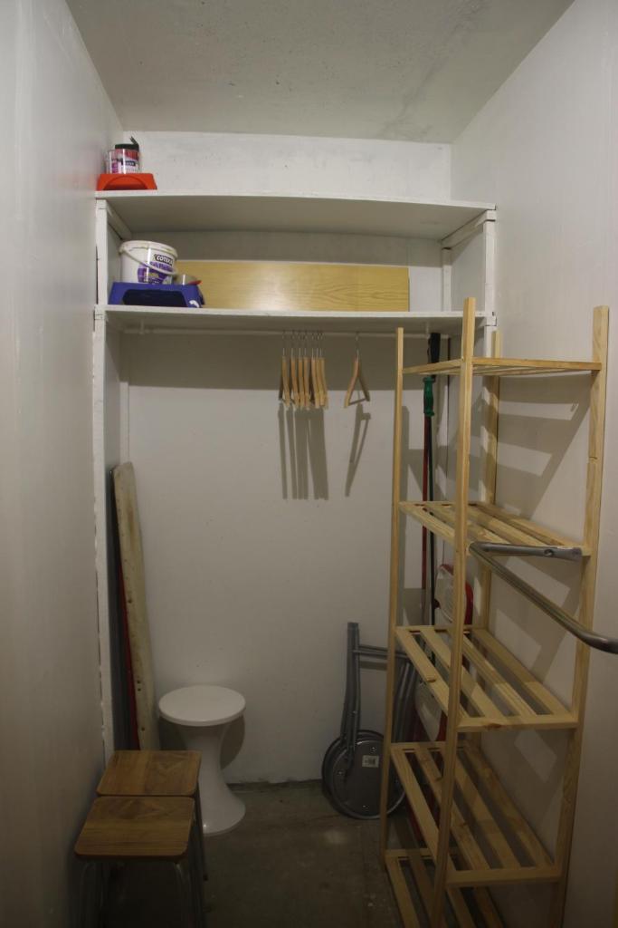 Cette chambre dispose d'une étagère et de toilettes. dans l'établissement Studio au pied des pistes + Cellier, à La Mongie