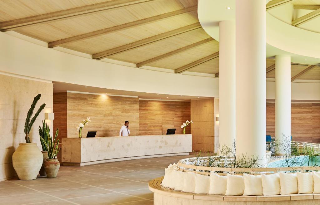 un homme debout dans le hall d'un hôtel dans l'établissement Capovaticano Resort Thalasso Spa, à Capo Vaticano 60 autres photos