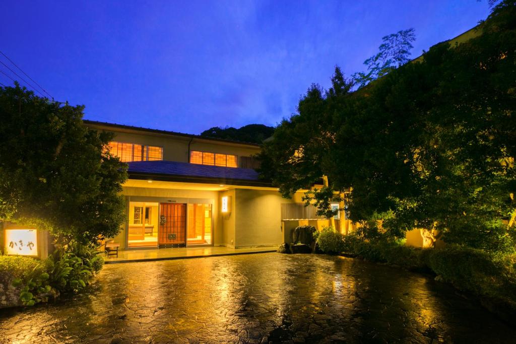 une maison avec une allée devant elle la nuit dans l'établissement Kagiya, à Minamiizu