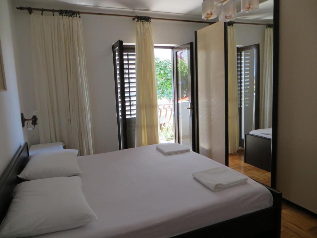 Apartments and Rooms Rogosic 7