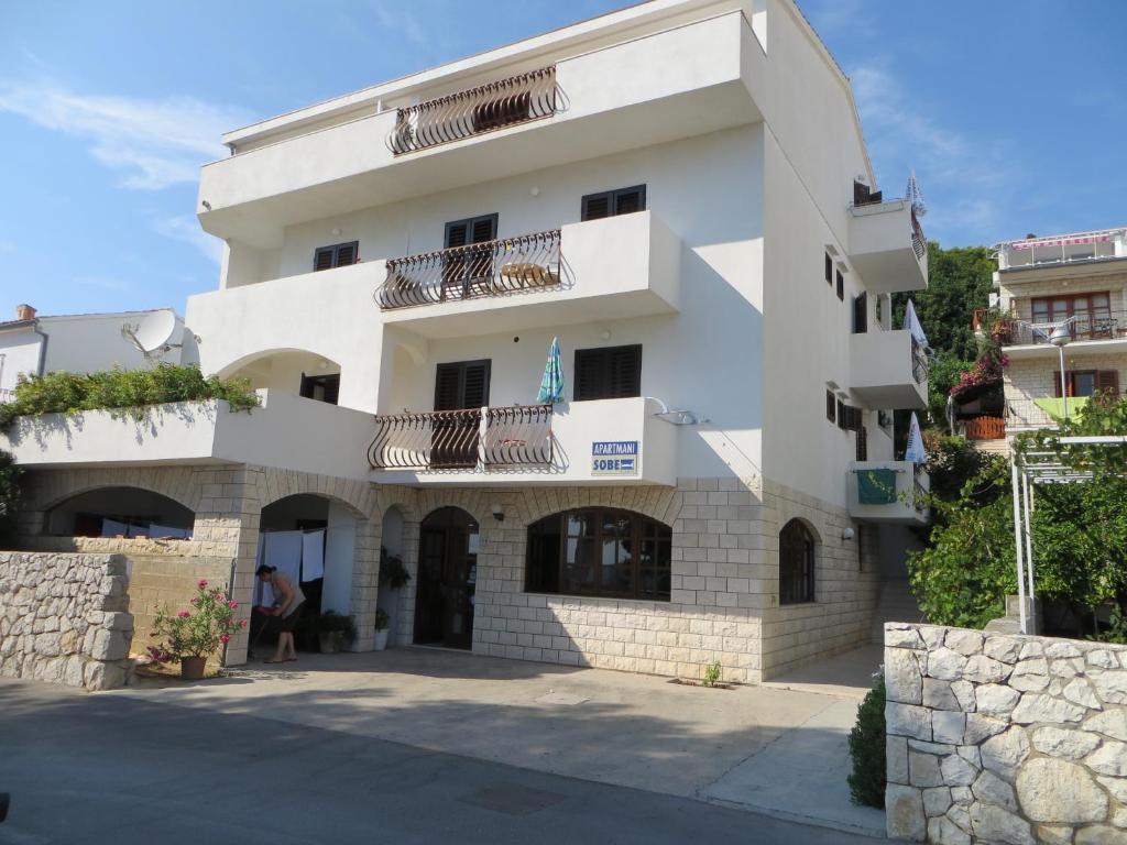 Apartments and Rooms Rogosic 6