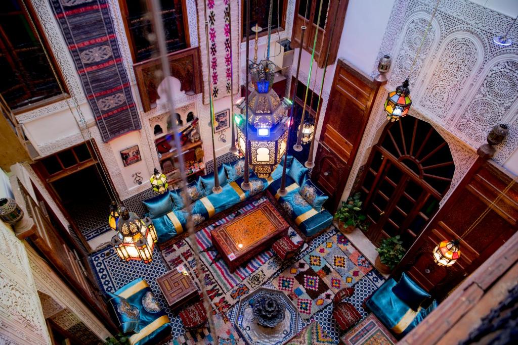 d'une chambre avec des chaises bleues. dans l'établissement Riad Verus, à Fès