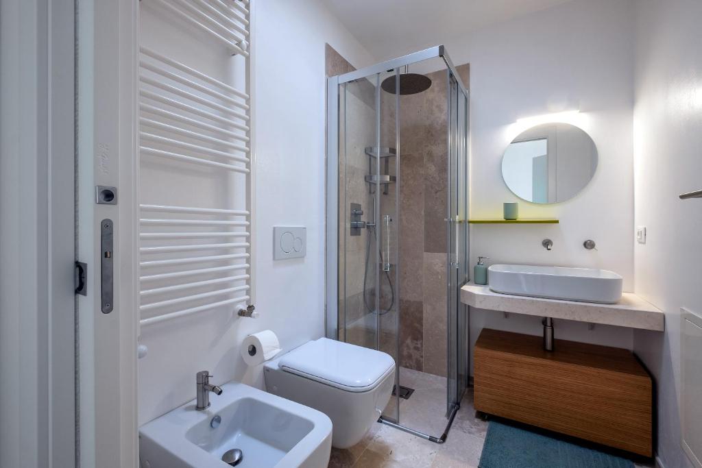 une salle de bain avec un lavabo, des toilettes et une douche dans l'établissement Villa ELGAR, à Ostuni