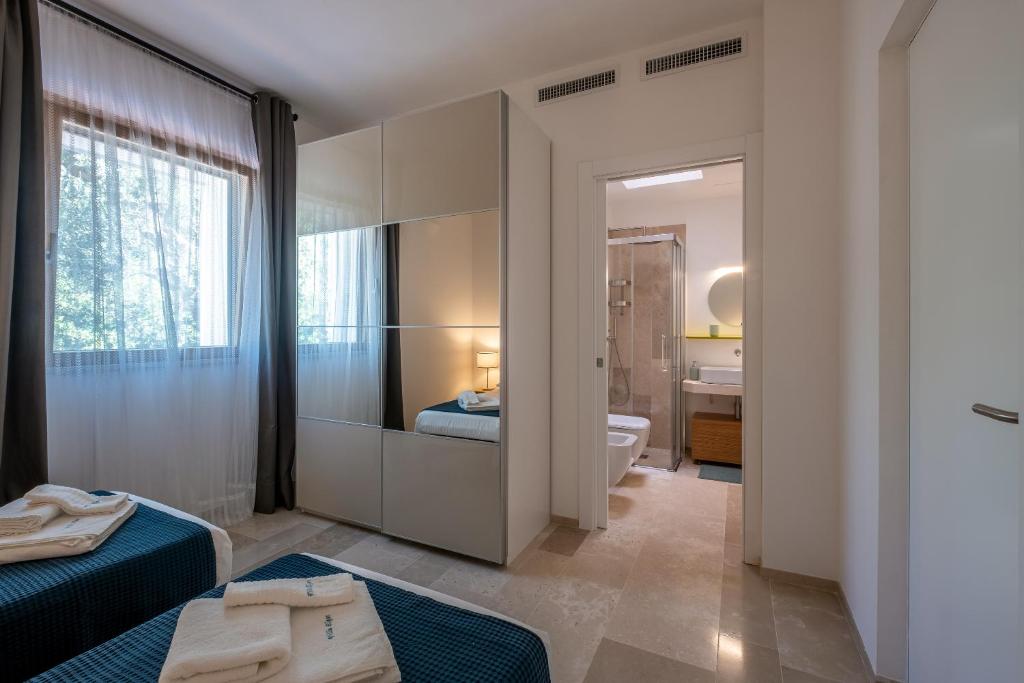 - une chambre avec une salle de bains pourvue de toilettes et d'un lavabo dans l'établissement Villa ELGAR, à Ostuni 33 autres photos