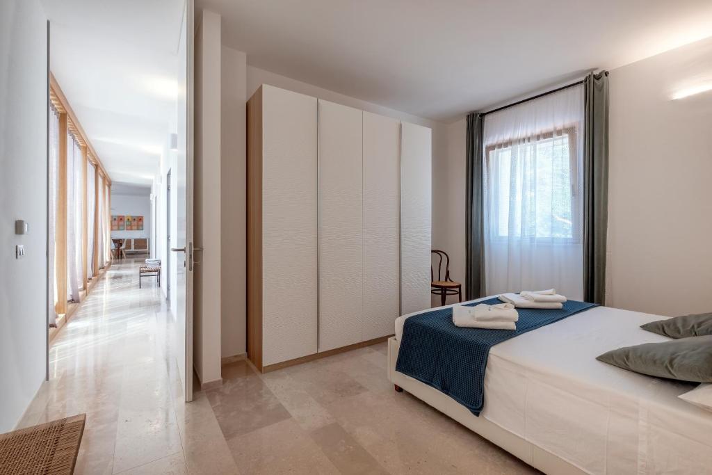 une chambre avec un lit et une grande fenêtre dans l'établissement Villa ELGAR, à Ostuni