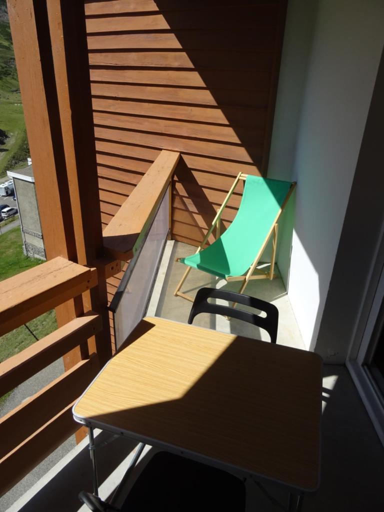 une table et deux chaises sur un balcon dans l'établissement T2 confort,Vue d'Exception,calme,prés des pistes, à La Mongie