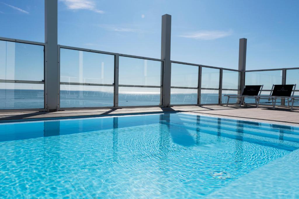 - une piscine au sommet d'un bâtiment dans l'établissement Hotel Villa Corallo, à San Benedetto del Tronto