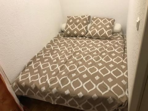 - un petit lit dans une petite pièce dans l'établissement STUDIO 4 COUCHAGES A St JEAN-MONTCLAR ÉTÉ/HIVER, à Montclar
