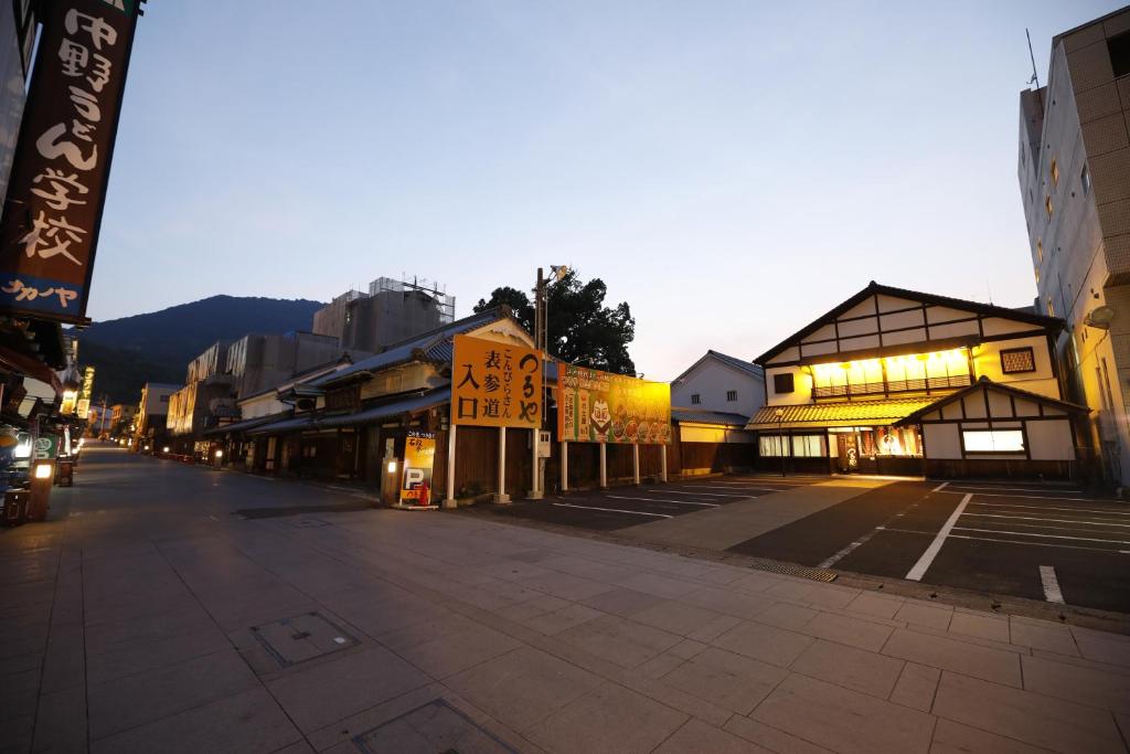 Une rue vide dans une ville asiatique au crépuscule dans l'établissement Tsuruya Ryokan, à Kotohira