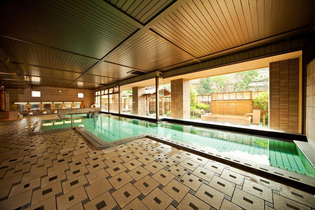 une grande piscine dans un immeuble dans l'établissement Hakone Yumoto Onsen Hotel Kajikaso, à Hakone