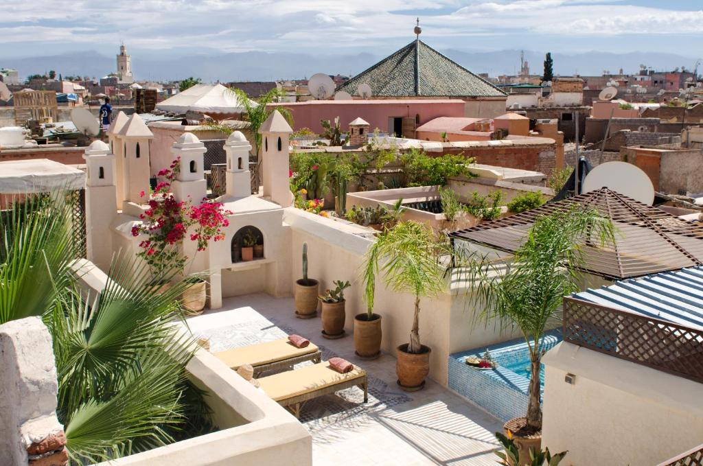 - une vue depuis le toit d'un immeuble avec piscine dans l'établissement Riad Vert, à Marrakech