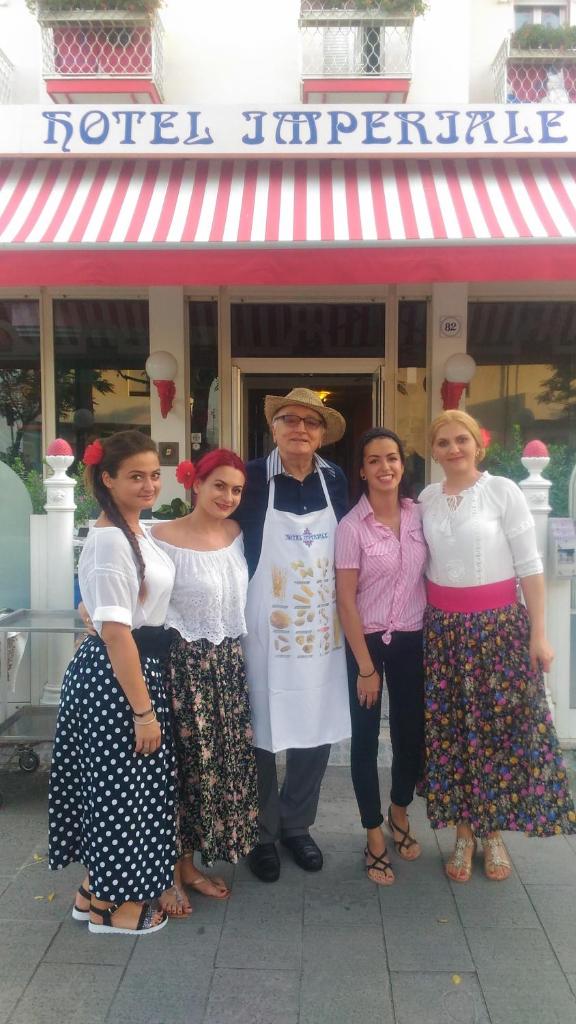 un groupe de personnes debout devant un restaurant dans l'établissement Hotel Imperiale & SPA, à Gatteo a Mare 92 autres photos