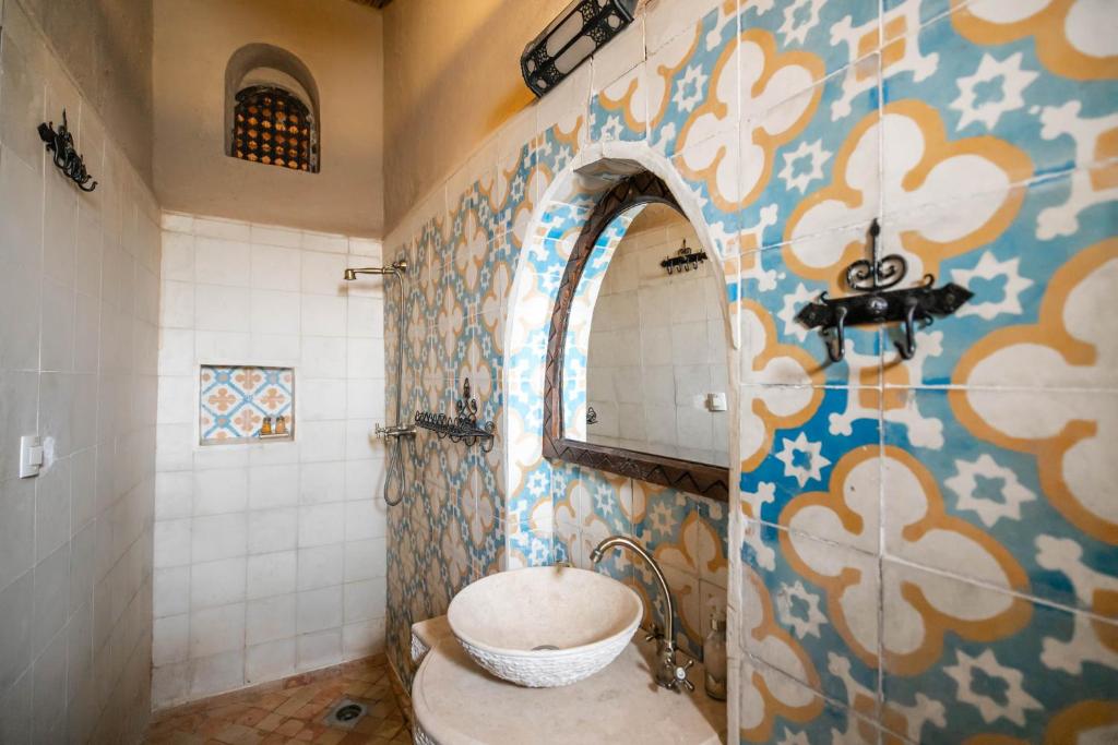 une salle de bain avec toilettes et lavabo dans l'établissement Riad Kasbah Aiour, à Merzouga