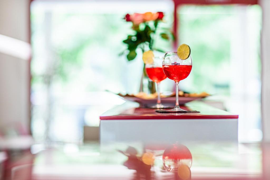 deux verres à vin posés sur une table dans l'établissement Hotel Regina, à Lignano Sabbiadoro