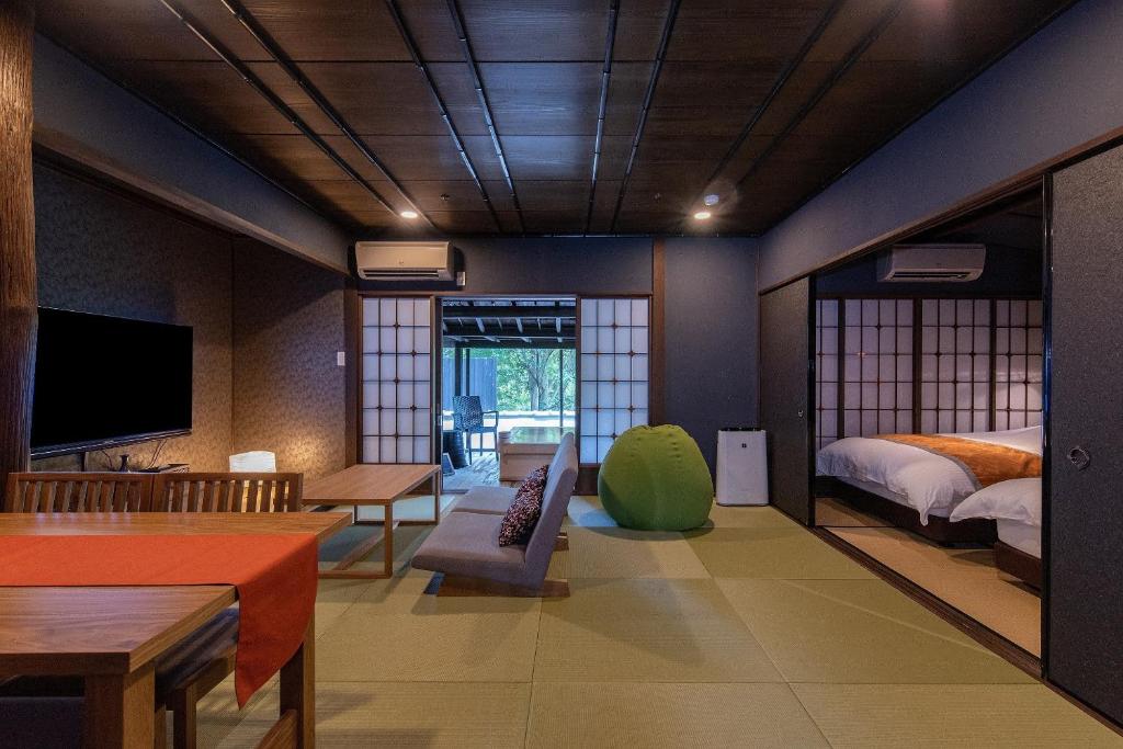 Cet appartement comprend une chambre dotée d'un lit et d'une télévision. dans l'établissement Ishinoya Izunagaoka - TKP Hotels & Resorts, à Izunokuni