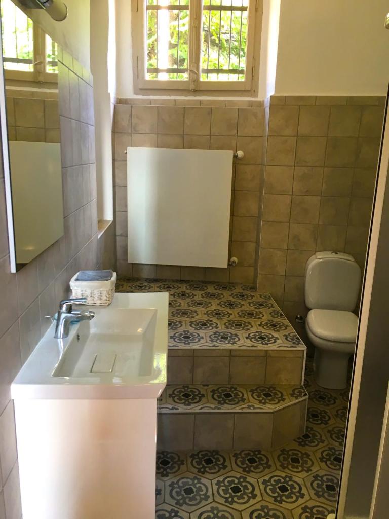 une salle de bain avec un lavabo et des toilettes dans l'établissement Villa Galli, à Cittiglio 32 autres photos