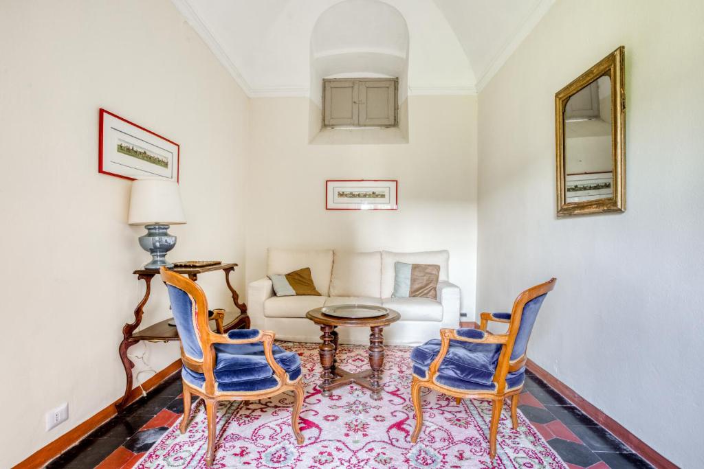 un salon avec un canapé, une table et des chaises dans l'établissement Villa Galli, à Cittiglio