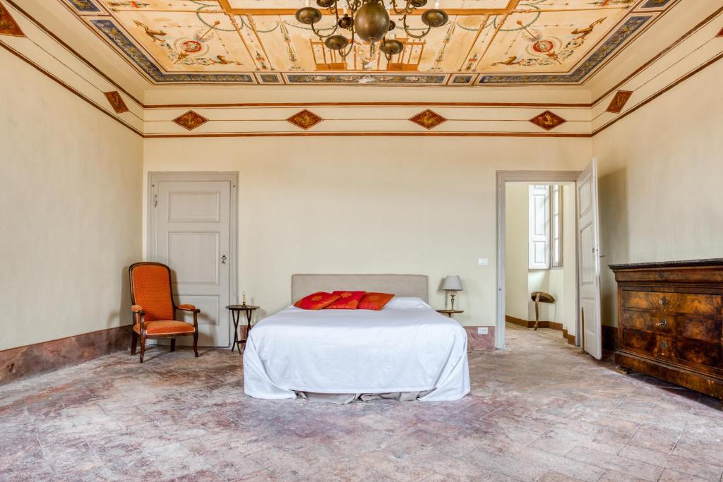 - une chambre avec un lit et un plafond à caissons dans l'établissement Villa Galli, à Cittiglio