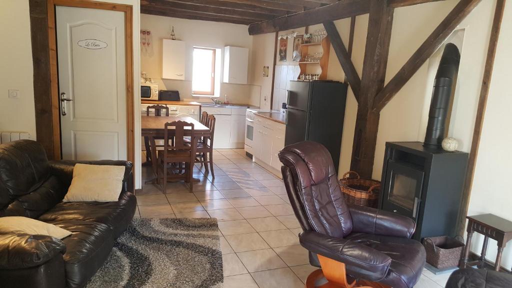 - un salon avec un canapé et une cuisinière dans l'établissement gitesdecampagne, à Saint-Étienne-de-Fursac