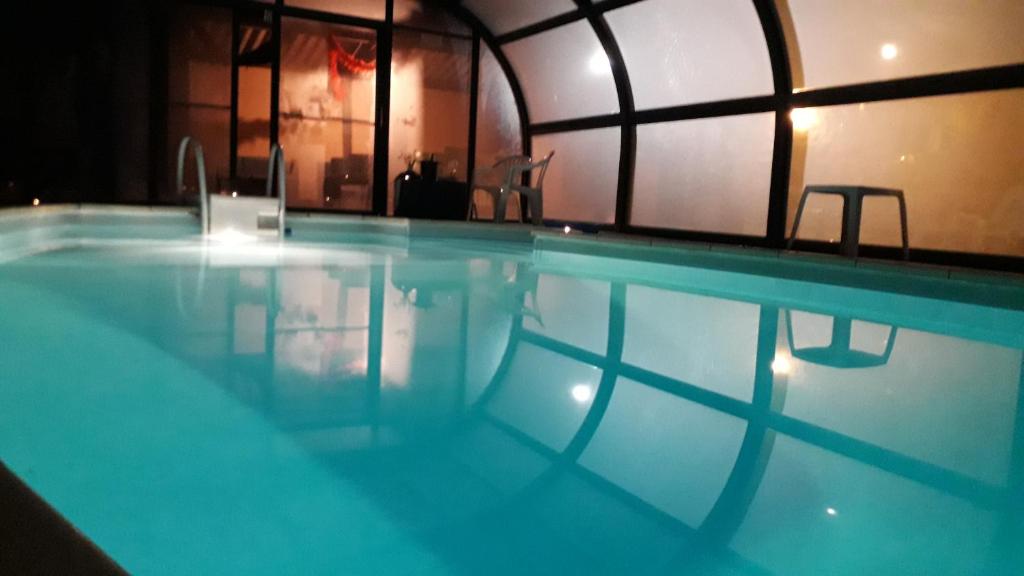 une grande piscine dans un immeuble avec dans l'établissement Gite Au Pré du Mont st michel, à Villiers-le-Pré 37 autres photos