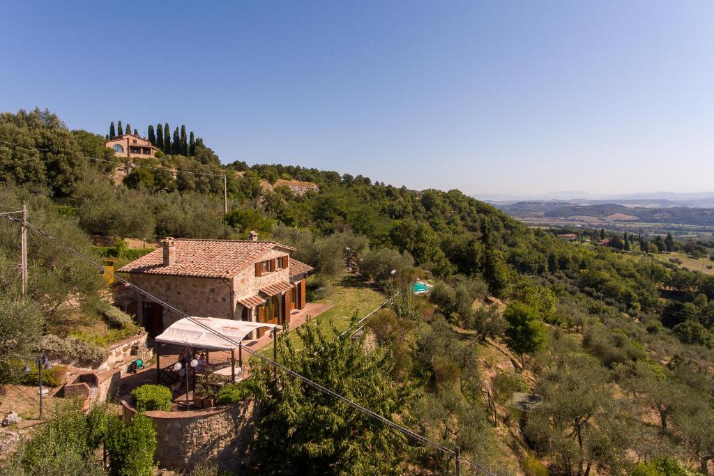 une maison à flanc de colline dans l'établissement villa Ada Belriguardo, à Sarteano