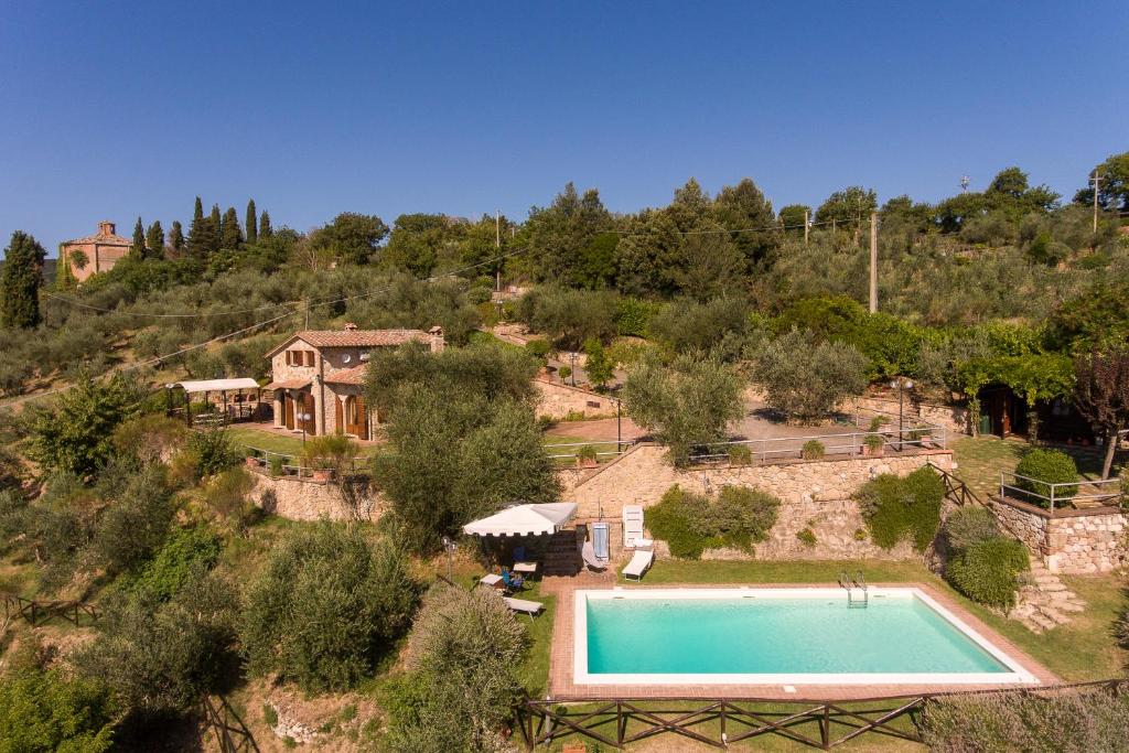 une vue aérienne d'une maison avec piscine dans l'établissement villa Ada Belriguardo, à Sarteano