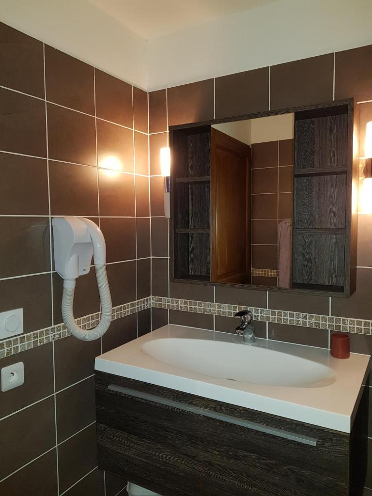 une salle de bain avec un grand lavabo et un miroir dans l'établissement Appart 4/5 pers résidence 4* des Bergers pieds des pistes, à L'Alpe-d'Huez
