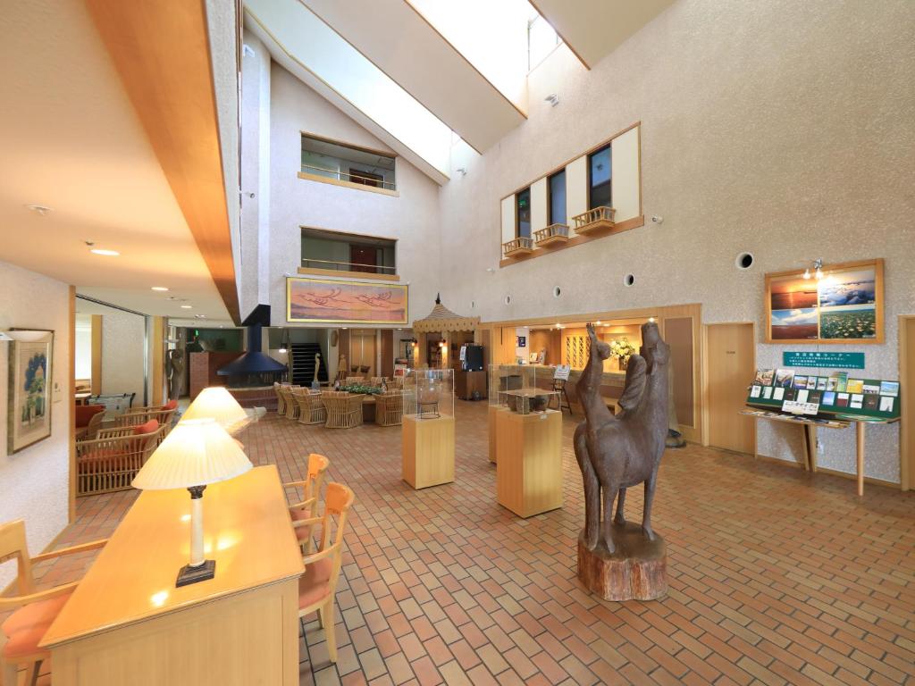 un magasin avec une statue de cheval au milieu d'une pièce dans l'établissement Lake Saroma Tsuruga Resort, à Kitami