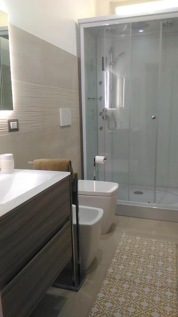 une salle de bain avec toilettes et douche en verre dans l'établissement Villa delle Muse, à Fontane Bianche 37 autres photos