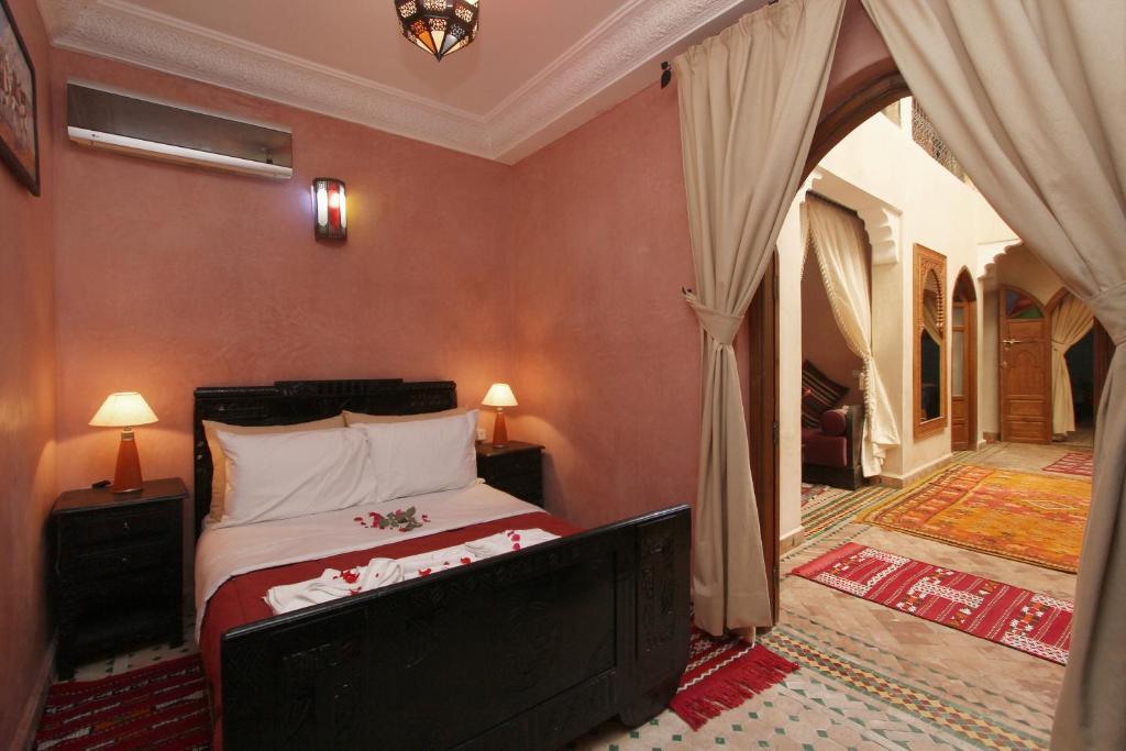 une chambre avec un lit dans une pièce dans l'établissement Riad Bab Tilila, à Marrakech