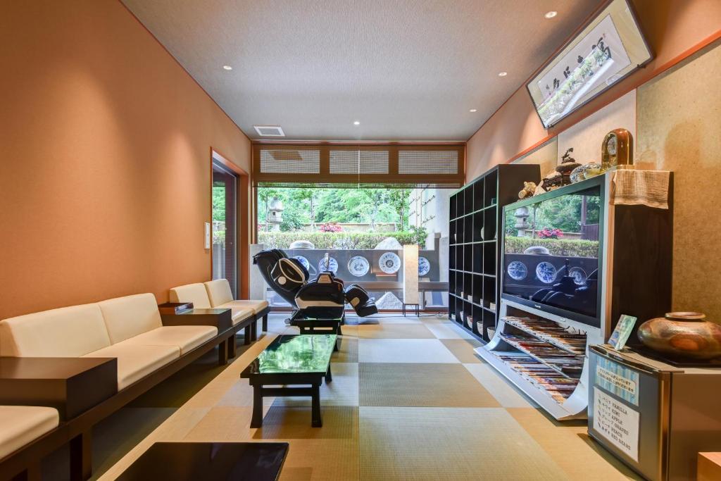 un salon avec un canapé et une table dans l'établissement Okuno Hosomichi, à Kobe
