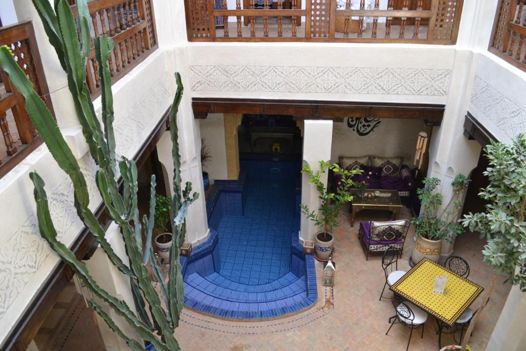 - une vue sur le plafond d'une maison dotée de carrelage bleu dans l'établissement Riad Bayti, à Marrakech