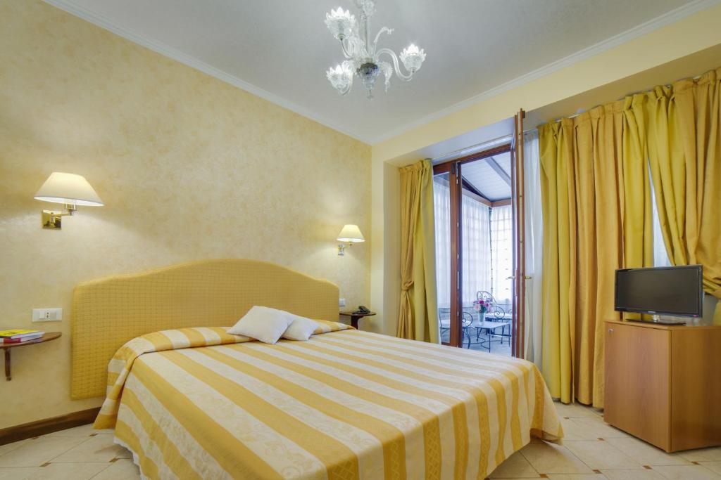 une chambre d'hôtel avec un lit et une télévision dans l'établissement Hotel La Meridiana, sur le Lido de Venise