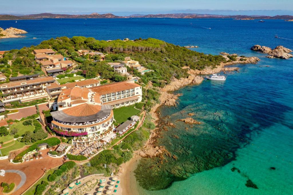 une vue aérienne d'un complexe hôtelier près de l'océan dans l'établissement Club Hotel Baja Sardinia, à Baja Sardinia