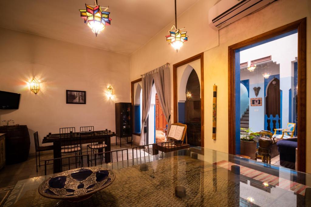 un salon avec une table et une salle à manger dans l'établissement Riad Azcona, à Marrakech