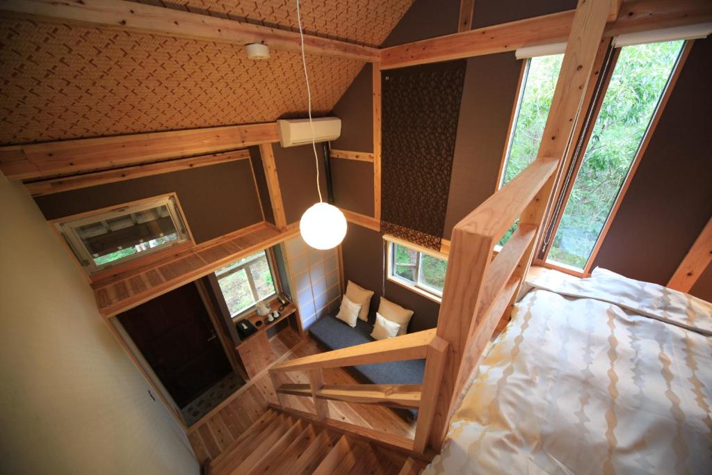 une vue aérienne d'une petite maison avec un escalier dans l'établissement Oita Toranoyu, à Kokonoe 30 autres photos