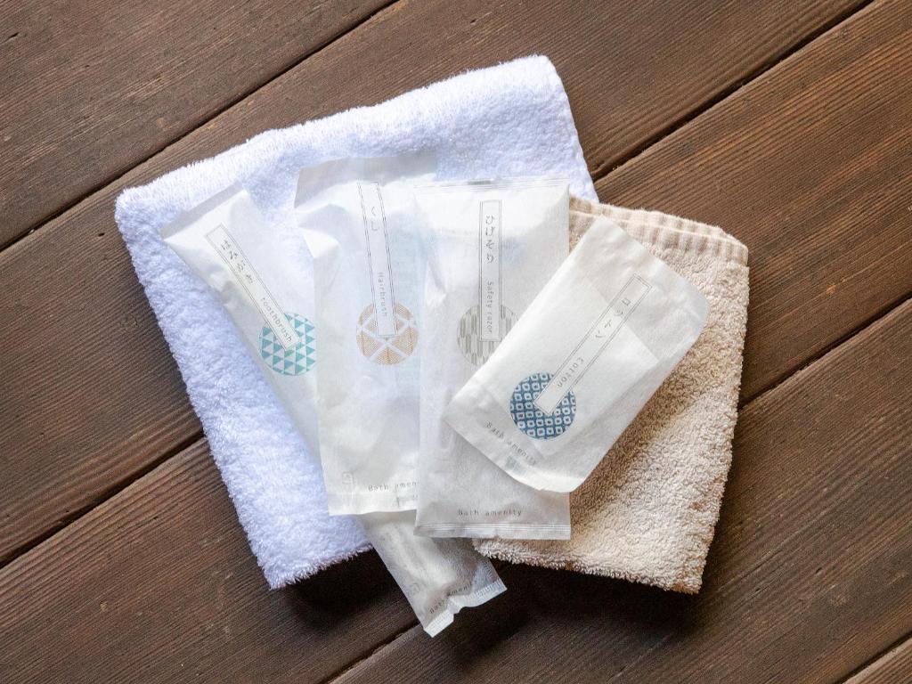 deux sacs en plastique posés sur une table en bois dans l'établissement 内子の宿 久, à Uchiko