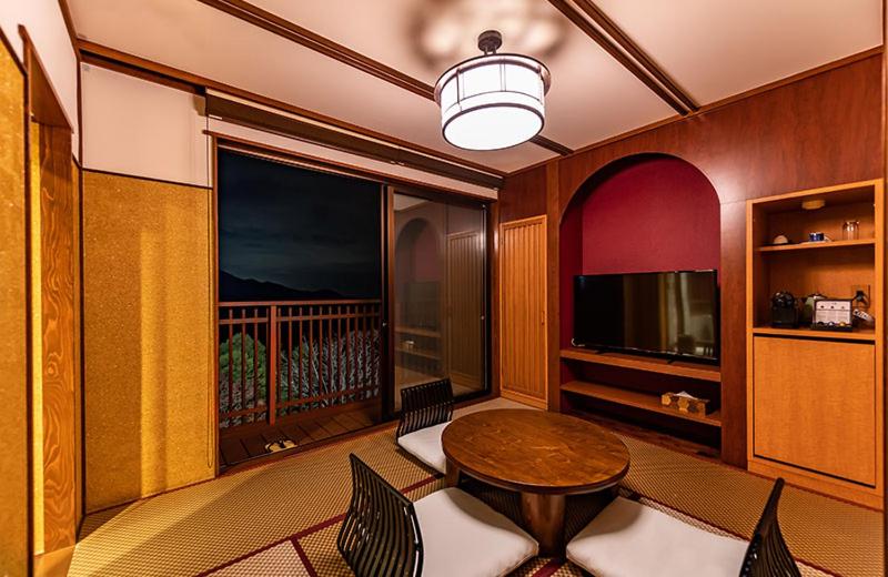 un salon avec une table et une télévision dans l'établissement Hakone Kyuan, à Hakone