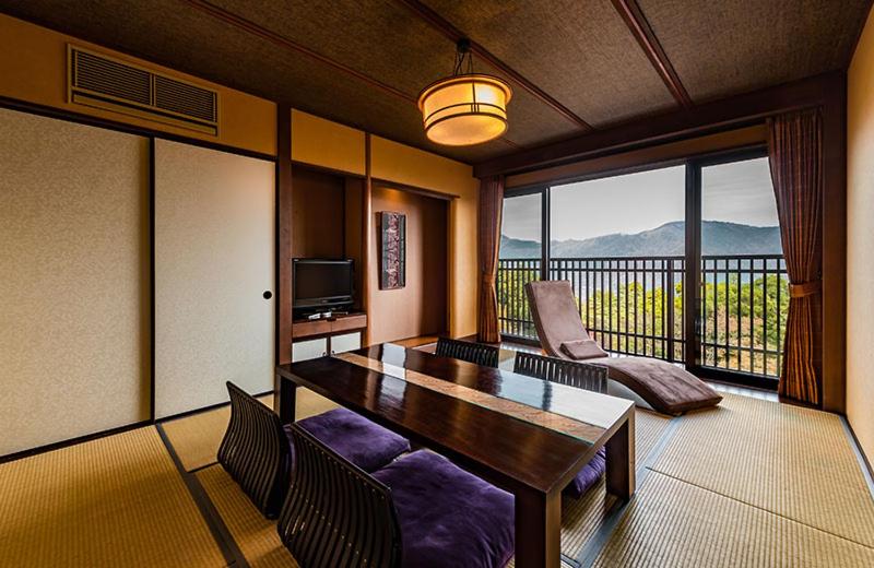 d'un salon avec une table et un balcon. dans l'établissement Hakone Kyuan, à Hakone