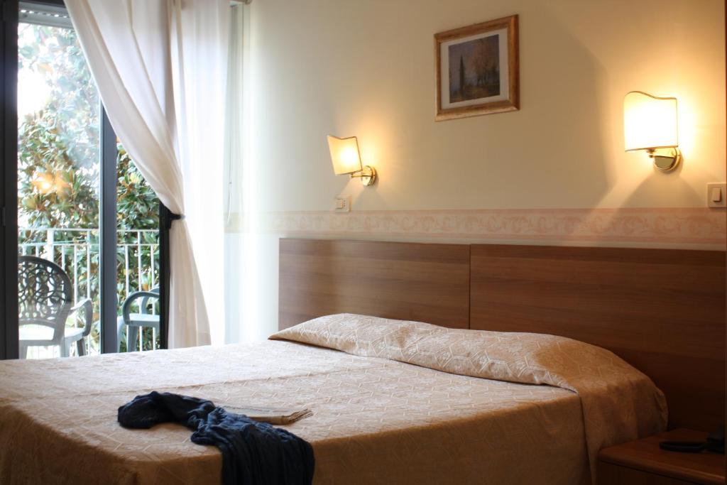 une chambre avec un lit et une fenêtre dans l'établissement Hotel Lido, à Vasto