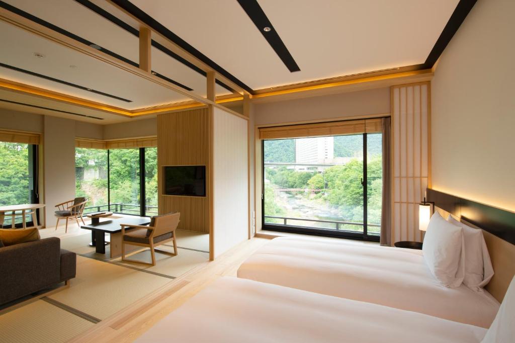une chambre avec un lit et un salon dans l'établissement Chalet Ivy Jozankei, à Jozankei