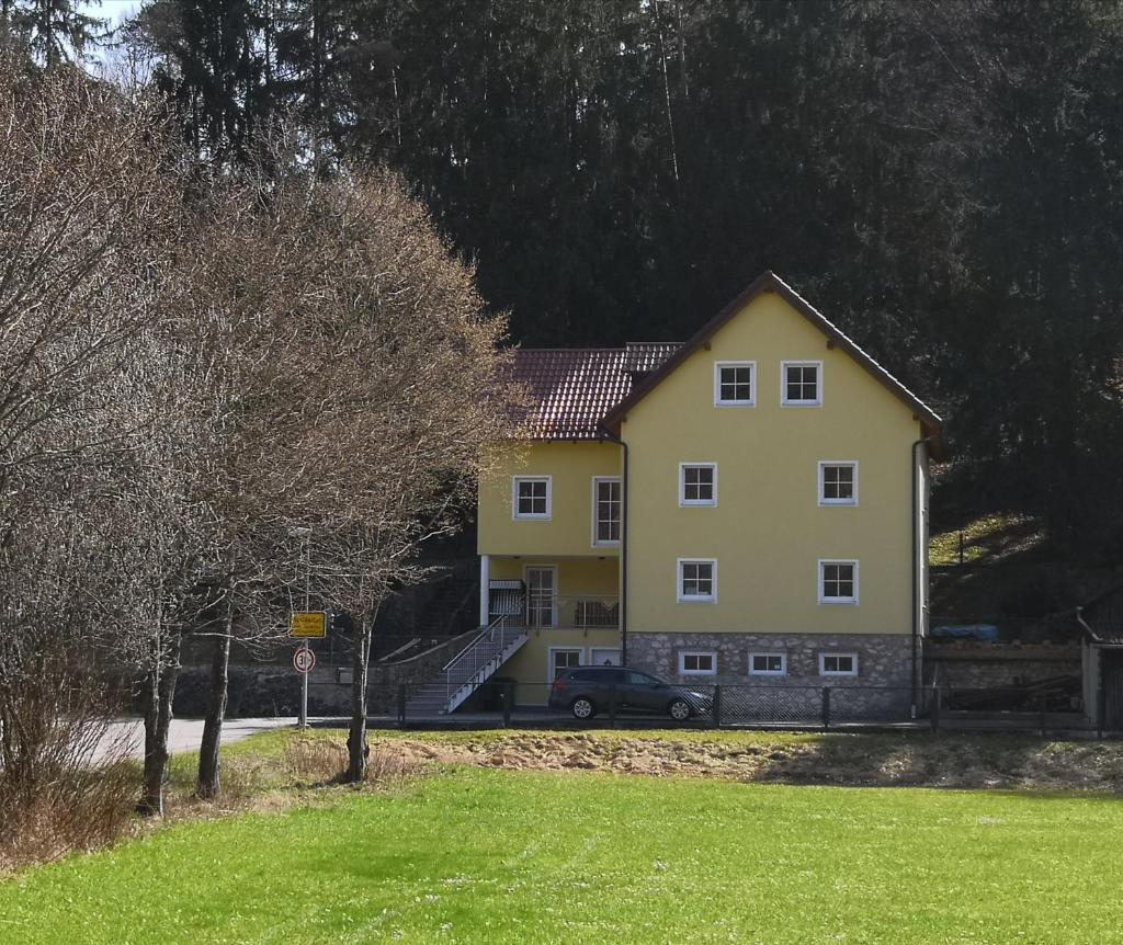 Ferienhaus am Bach mit großem Garten 5