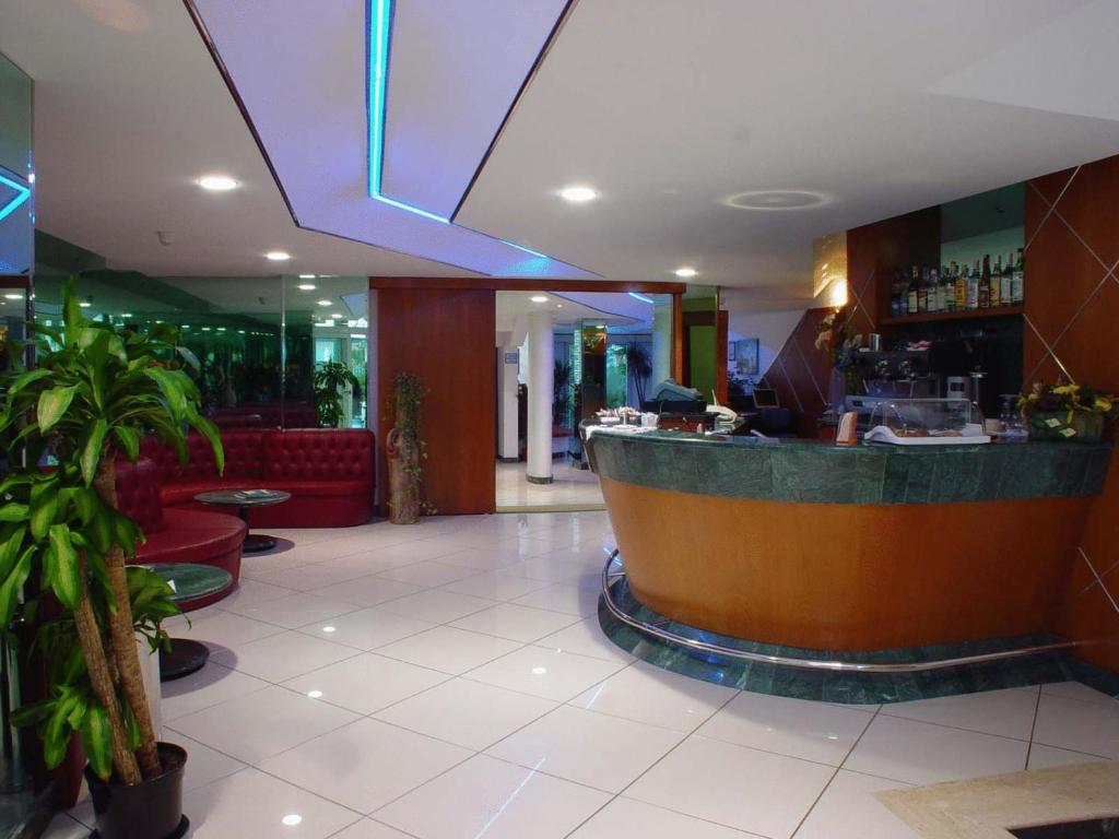 un restaurant avec un bar au milieu d'une pièce dans l'établissement Residence Oltremare, à San Benedetto del Tronto 68 autres photos