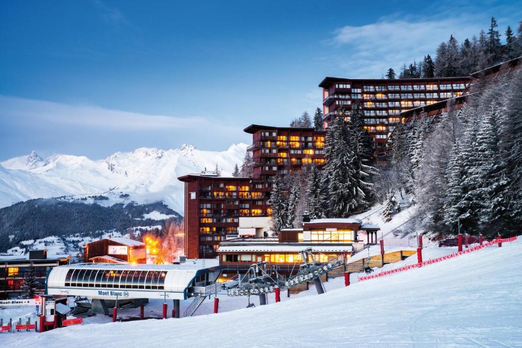 un hôtel au sommet d'une montagne enneigée dans l'établissement travelski home premium - Résidence Le Roc Belle Face, à Arc 1600