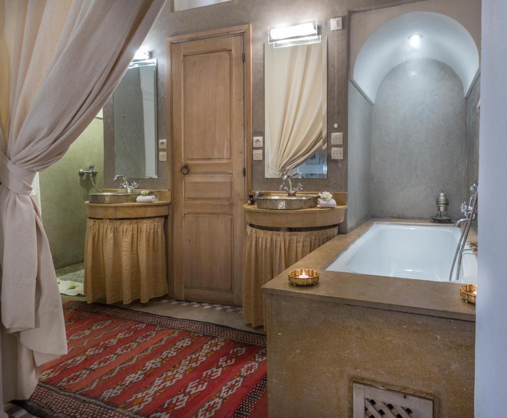 La grande salle de bains est pourvue de 2 lavabos et d'une baignoire. dans l'établissement Riad Azoulay, à Marrakech 37 autres photos