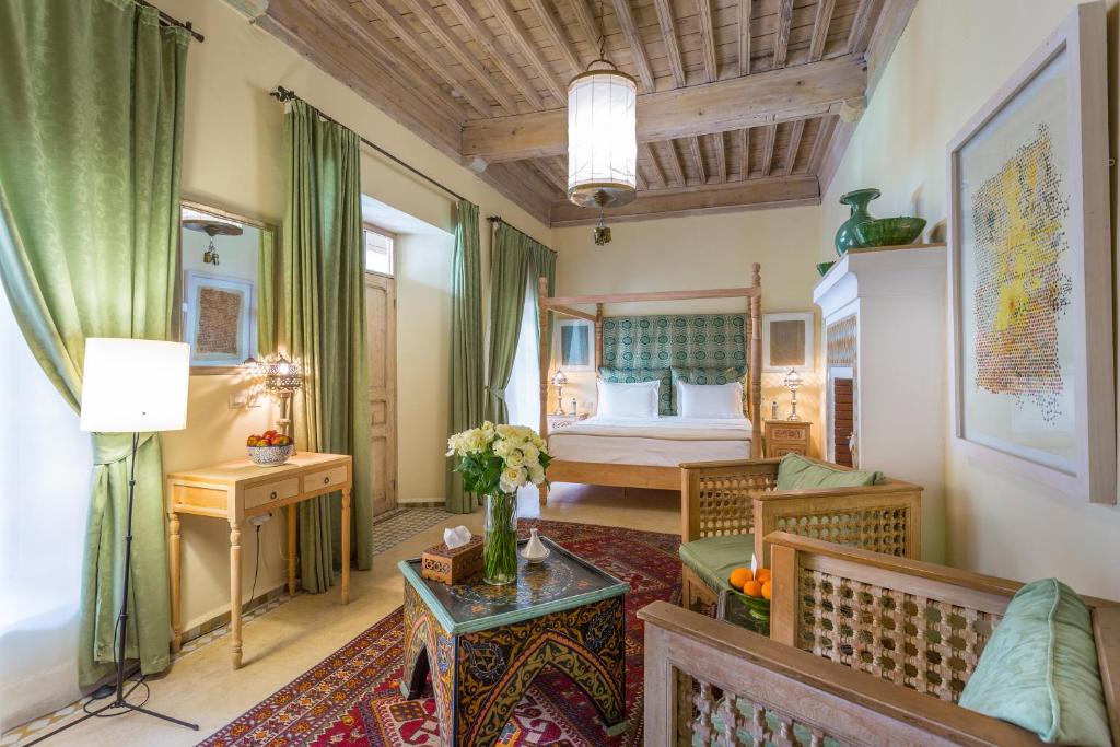 une chambre d'hôtel avec un lit et une table dans l'établissement Riad Azoulay, à Marrakech
